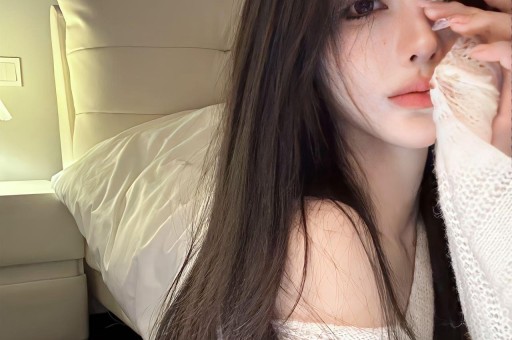 吐舌紧贴人设崩塌曾志伟与乔妹合照展现娱乐圈的另一面