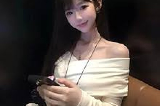 娱乐圈四大劲爆新闻：关晓彤海边热吻、黄晓明独处3小时、黄子韬海外生子赵丽颖错失大奖引热议
